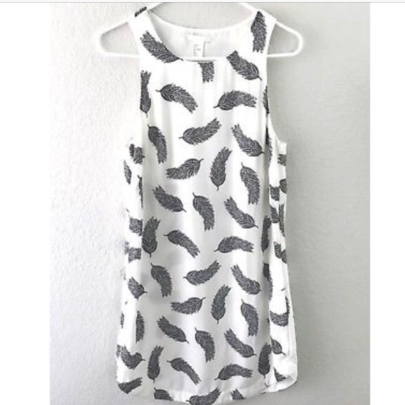 H&M Dresses & Skirts - H&M White feather printed dress